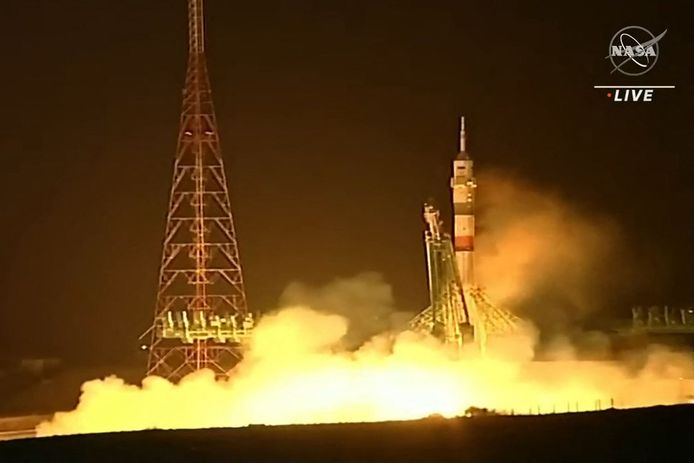 Het Russische Sojoez-ruimtevaartuig is donderdagavond opgestegen in Kazachstan en is op weg naar het internationale ruimtestation ISS.