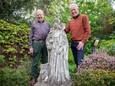 Ben Hulshof (l) en Jac van Gils bij het beeld van de Heilige Brigida, dat nu in de tuin van het parochiehuis staat. Zij zamelen geld in voor de restauratie van het betonnen beeld.