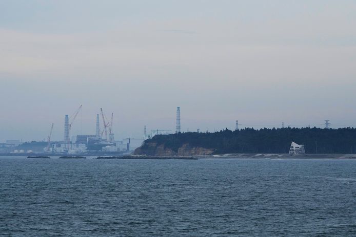 De kerncentrale van Fukushima, gezien vanuit de haven van het vissersdorpje Namie in het noordoosten van Japan.