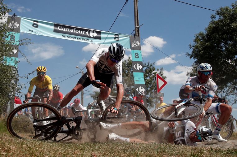 Chris Froome en Alexander Kristoff gaan tegen de grond in de Tour-rit naar Roubaix. Beeld REUTERS