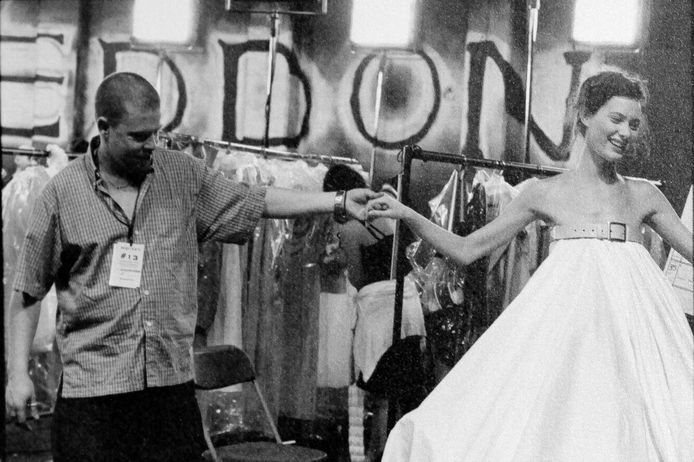 Alexander McQueen houdt de hand vast van een model in een van zijn shows.