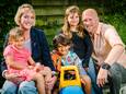 Ronald en Annemieke van der Waerdt met hun drie geadopteerde kids, Petra (5), Zoltán (7) en Réka (8).