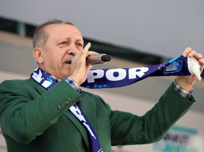 Erdogan roept Turken op al hun euro's en dollars in lira om te zetten