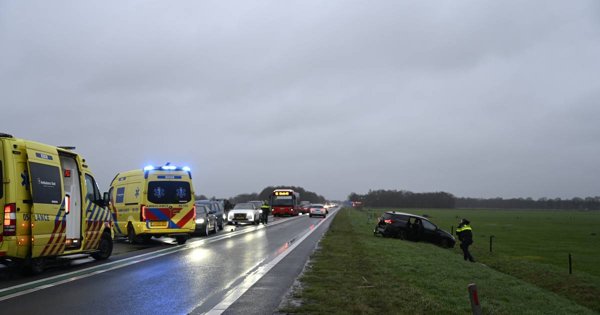 N36 bij Vriezenveen in beide richtingen dicht vanwege een aanrijding.