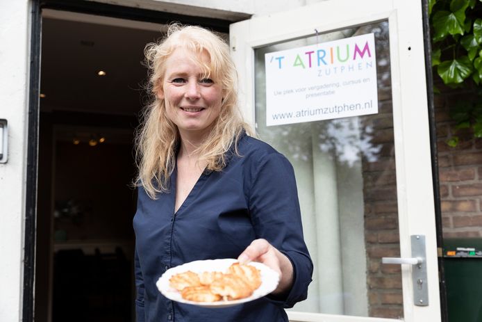 Marion Traas serveerde steevast haar befaamde, zelf gebakken koekjes aan haar klanten. ,,Het komt nu even keihard binnen dat ik stop. Ik besef ineens wat ik allemaal ga missen.’’