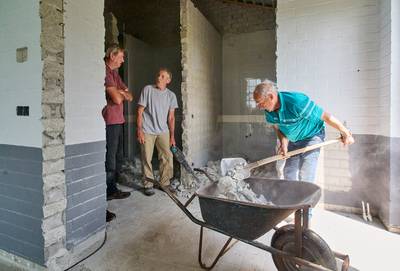 In Overlangel klagen ze niet, ze werken keihard aan een nieuw ontmoetingscentrum