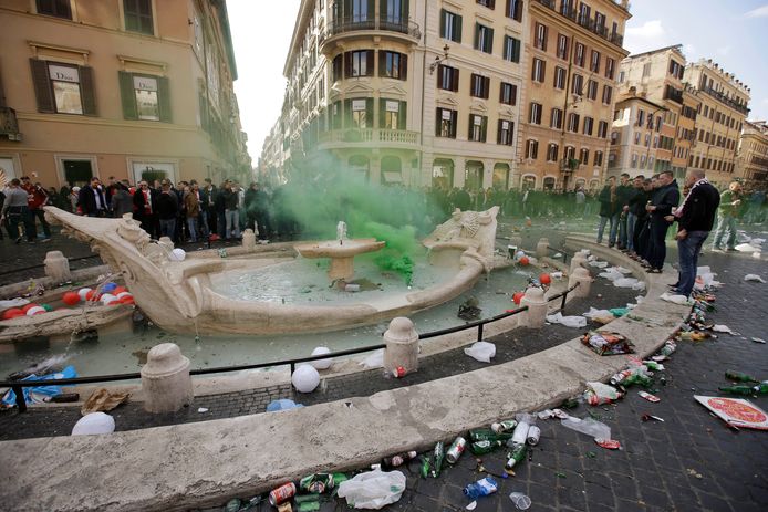 In 2015 beschadigden Nederlandse voetbalfans de Barcaccia-fontein aan de voet van de Spaanse Trappen.