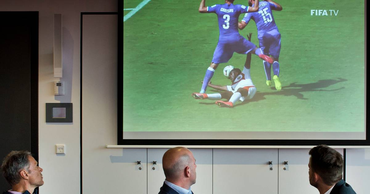 "Tests met videoref volgend jaar al mogelijk" Voetbal hln.be