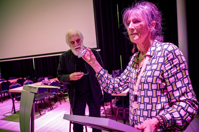 Lerares Kiet Engels ontvangt de Langeveld-Comeniusprijs van Siep Kooi voor haar inzet voor nieuwkomers in de regio.