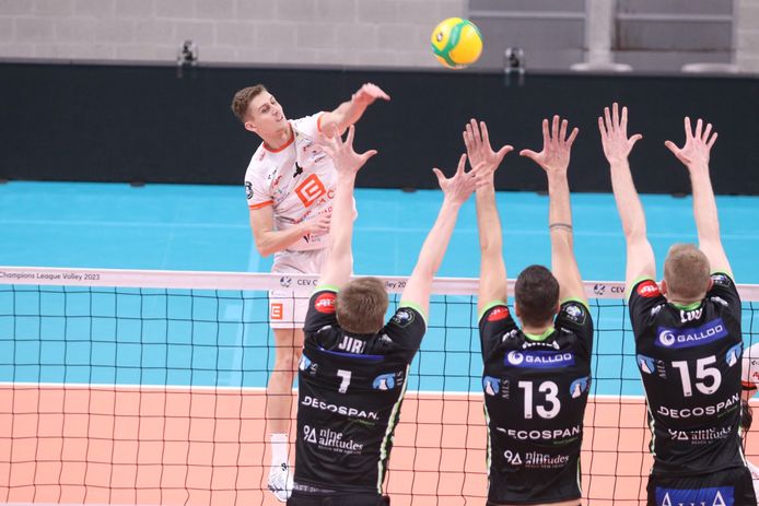 Menen verloor ook zijn slotmatch in de Champions League tegen Karlovarsko met 0-3. Hier staat de Slowaak en uitblinker Patrik Lamanec (19 punten!) tegenover het blok van Jiri Hänninen (1), Arno Van de Velde (13) en Lou Kindt (15).