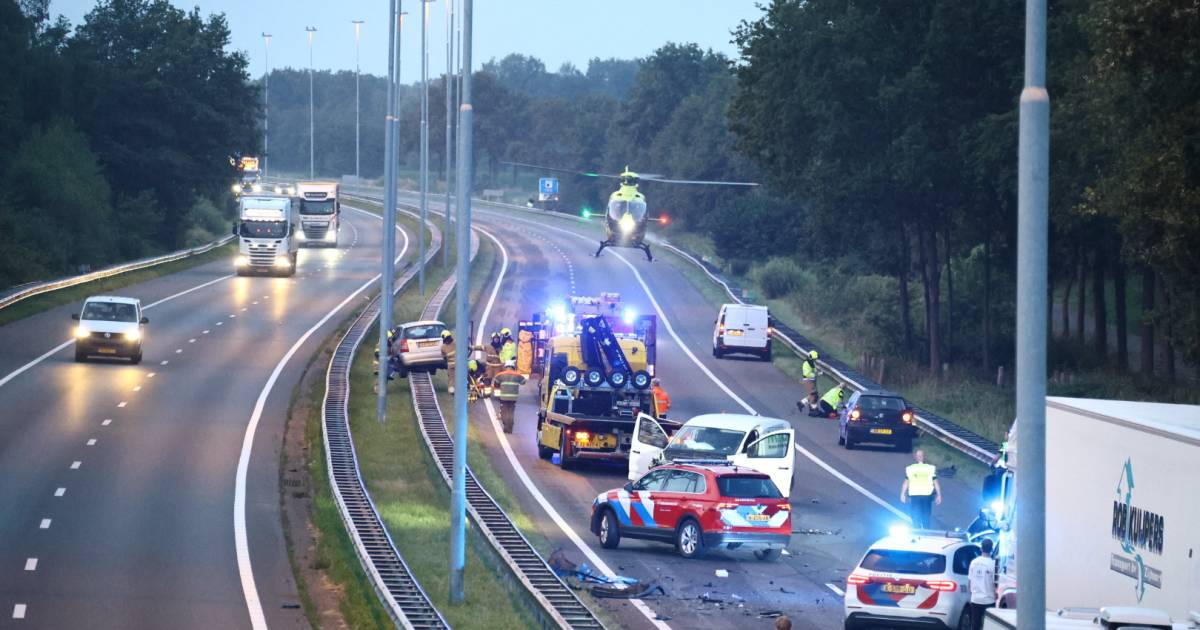 Spookrijdster komt om het leven bij ongeluk op A73, bijrijder zwaargewond.