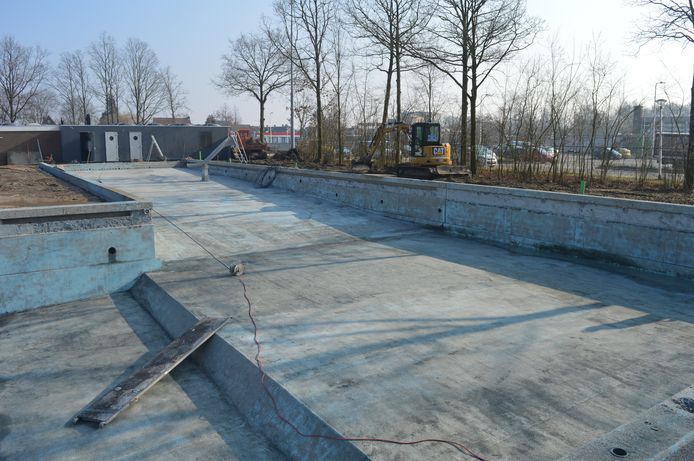 Het bad is gestraald en wacht op een nieuwe coating.