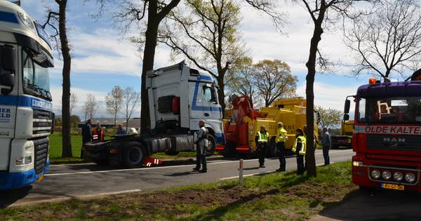 Vrachtwagen raakt van de weg bij Rossum, chauffeur gewond - Tubantia