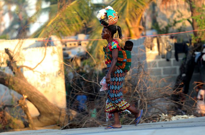 Een moeder draagt haar baby op haar rug in Beira, Mozambique. De foto werd gisteren genomen.