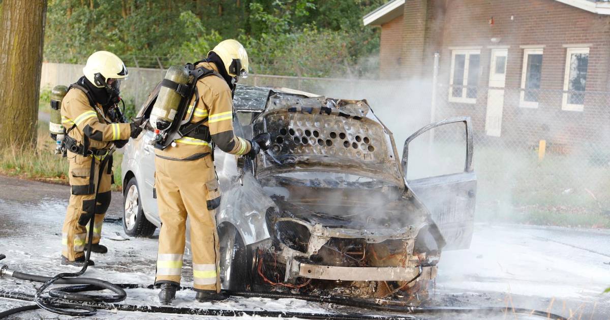 Auto vliegt tijdens rijden in brand in Langenboom | Mill en St. Hubert | gelderlander.nl - De Gelder