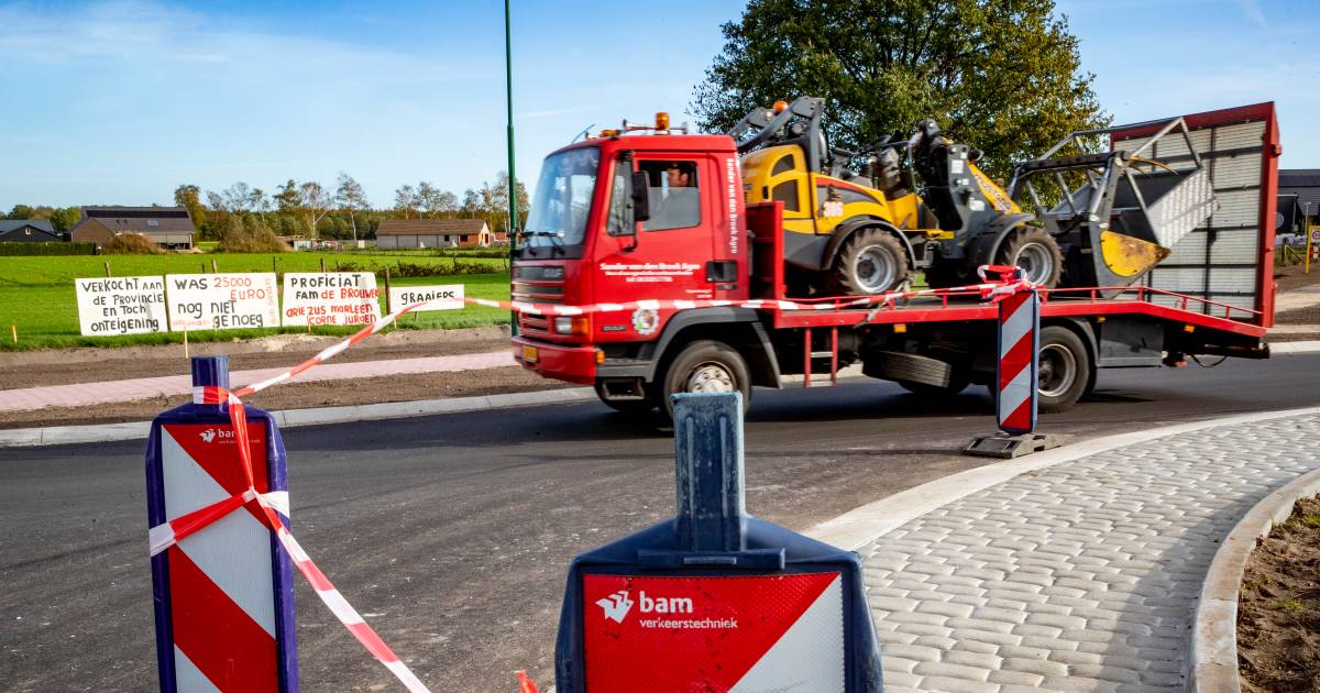 De nieuwe rotonde is bijna klaar, maar dat geldt niet voor de familievete