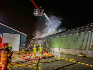 Uitslaande brand in loods in Nijkerkerveen, brandweer weet toch nog verschillende machines te redden