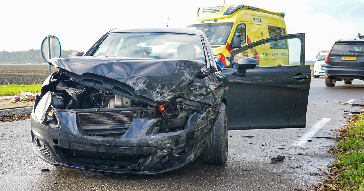 Twee automobilisten gewond geraakt bij botsing op kruising in Wervershoof