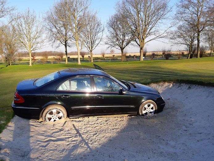 Een automobilist heeft zijn voertuig klemgereden op de golfbaan in de Broekpolder.