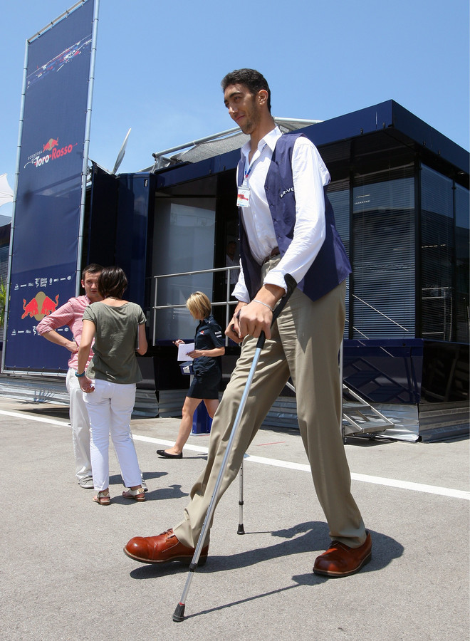 Самый высокий мастер. Китайский великан бао сишунь. Самый высокий мастер. Самый высокий человек в мире бао ксишун. Самый высокий мастер.
