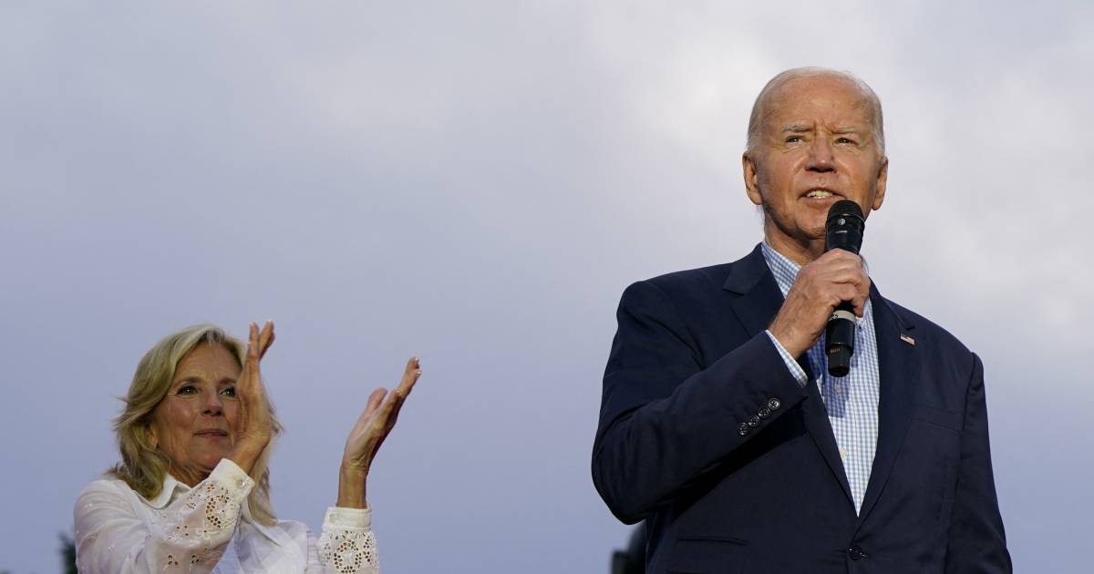 Biden hapert opnieuw in openbaar en verliest belangrijke donateur: kandidatuur aan zijden draadje?