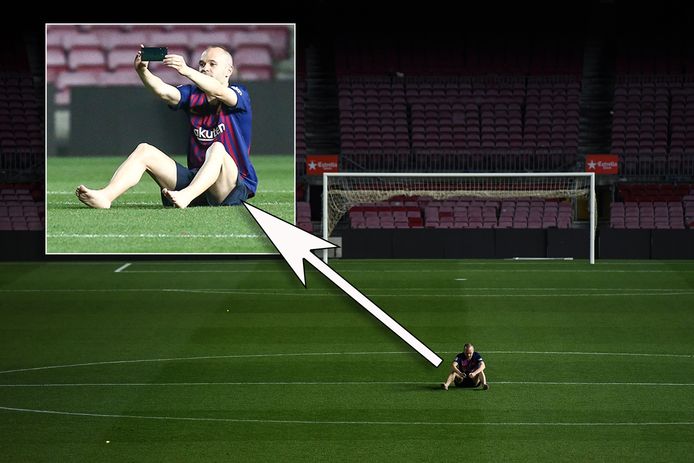 Andrés Iniesta moederziel alleen op het veld van Camp Nou.
