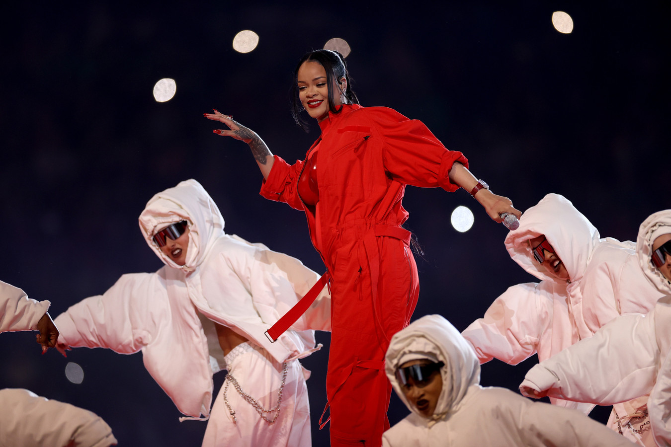 Zwangere Rihanna maakt bij Super Bowl comeback op grote hoogte Foto