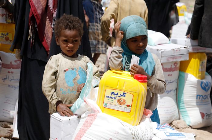 Ontheemde Jemenitische kinderen aan een voedselbedeling in de buitenwijken van hoofdstad Sanaa.