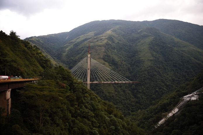 Er werd een brug van 446 meter gebouwd die de hoofdstad Bogota met de regio Los Llanos in het oosten van het land moest verbinden.