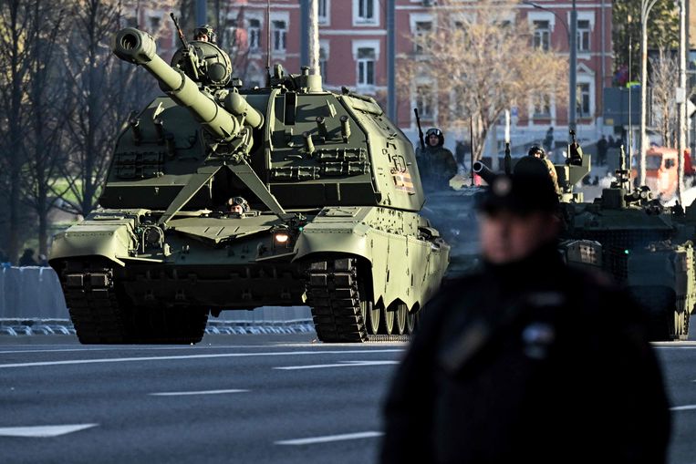 Een MSTA-S-houwitser tijdens de repetitie van de parade woensdag. Beeld AFP
