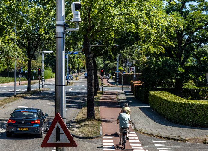 De camera (linksboven aan de paal) geeft aan de verkeerslichten op de kruising President Rooseveltlaan - Boerhaavelaan in Helmond door dat er fietsers aan komen, zodat die sneller groen licht krijgen.