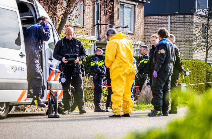 Er is een groot onderzoek gaande in en rond de woning aan de Oosthavenzijde in Puttershoek.