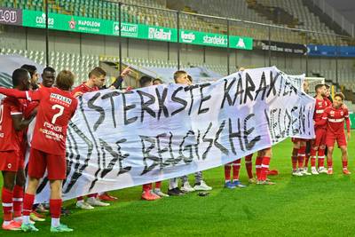 Mooi gebaar van Antwerp-spelers met spandoek op Cercle: “Miguel Van Damme, sterkste karakter op de Belgische velden”