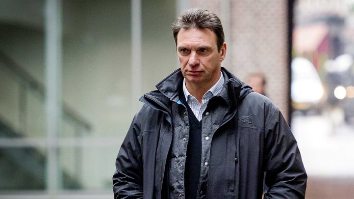 'Holleeder bekent dat hij wist van moord op Cor van Hout ...