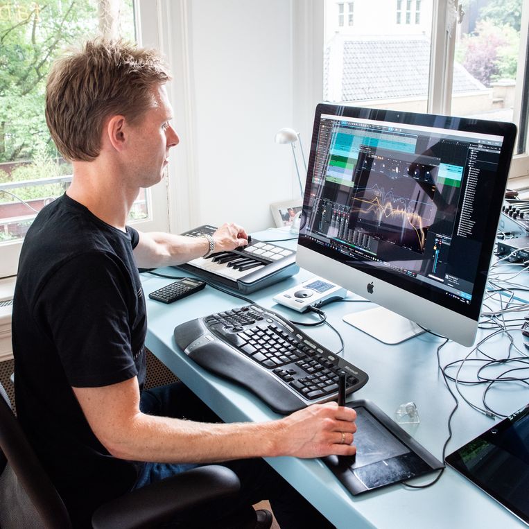 Frederik Slijkerman achter de computer met een stuk software van FABfilter. Beeld Simon Lenskens