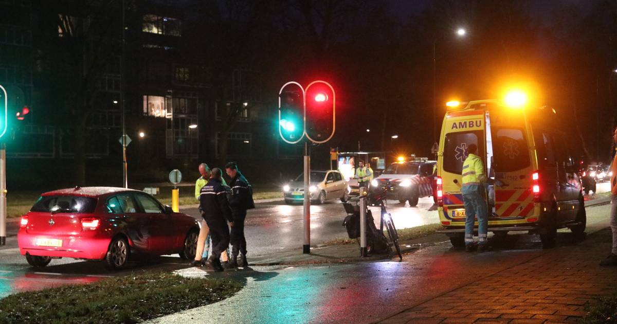 Fietster gewond na aanrijding in Apeldoorn.
