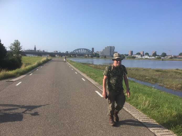 Een van de wandelaars langs de route