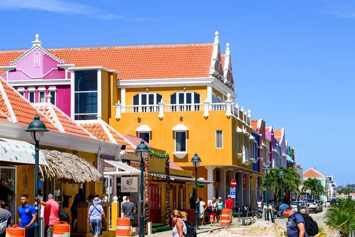 De hoofdstad van Bonaire, Kralendijk, met vele gekleurde huizen.
