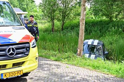 Moeder belandt met kind in auto in de sloot en raakt gewond
