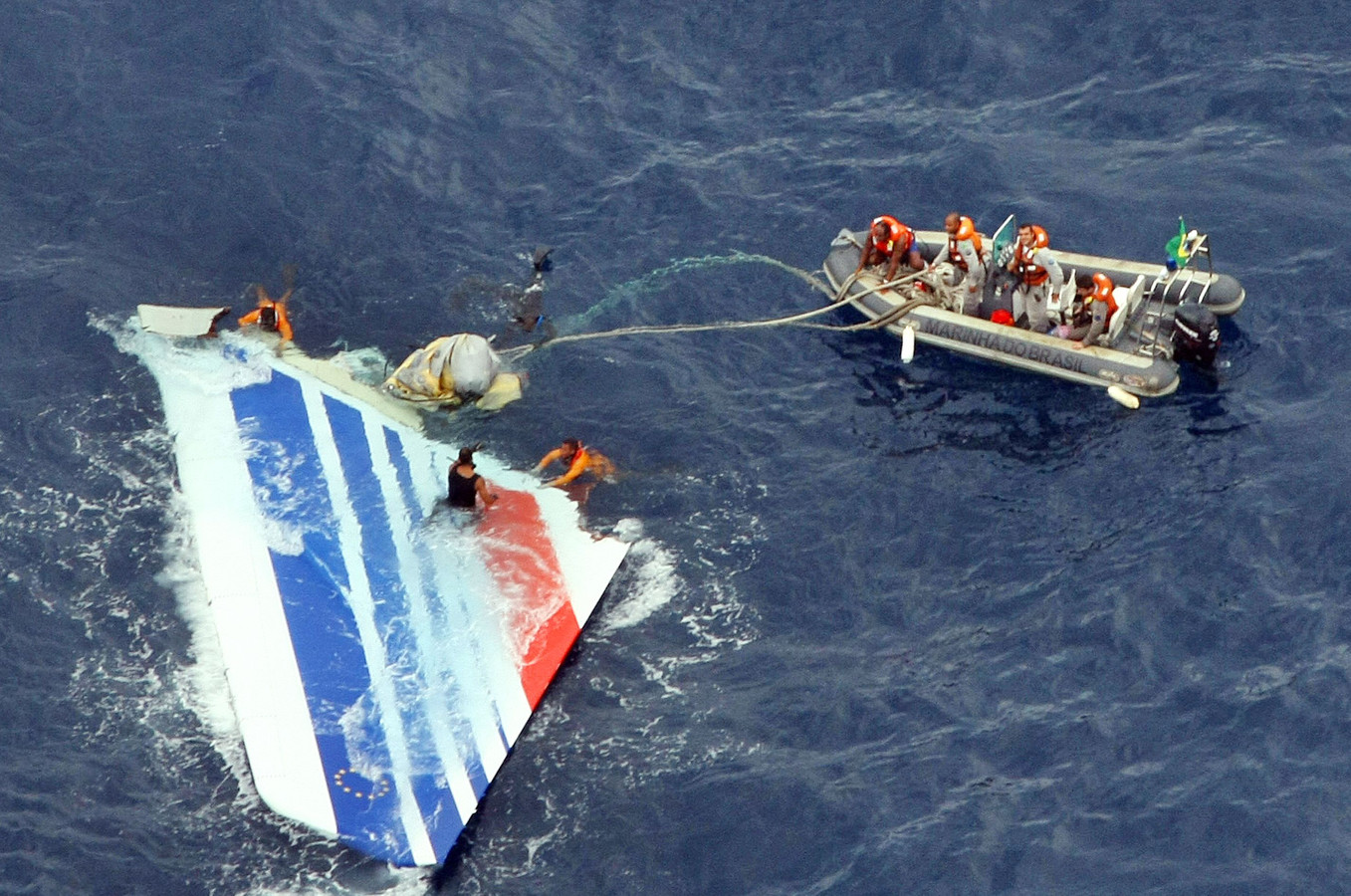 Beeld uit juni 2009: duikers hebben een week na de crash brokstukken van vlucht AF447 gevonden.