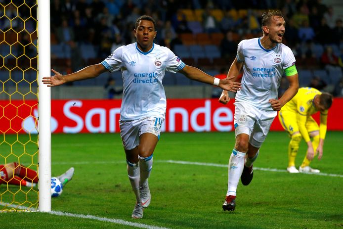 Donyell Malen juicht na zijn late goal in Borisov.