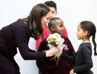 Kate Middleton steekt kleinste slachtoffers torenbrand een hart onder de riem
