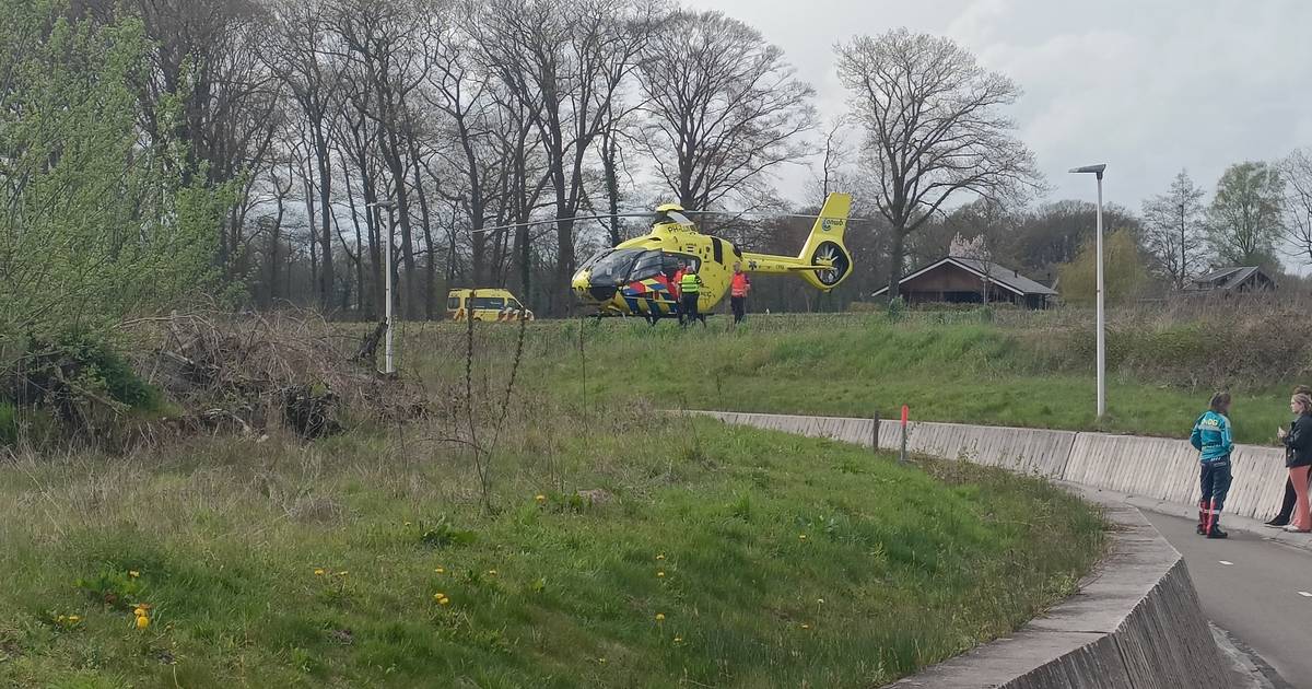 Wielrenster raakt ernstig gewond bij botsing met fietsers in Eibergen.