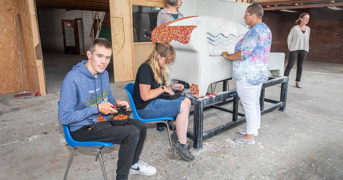 De ‘social sofa’ in Ovezande moet volgeplakt met mini-mozaïek - en dat is heel wat werk