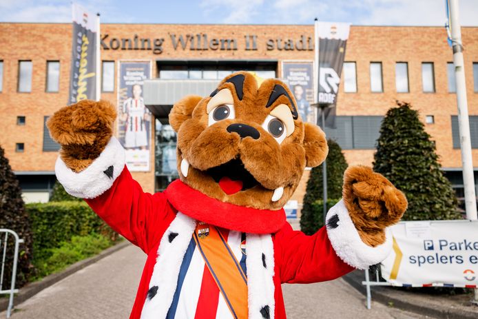 Mascotte Kingo voor het stadion van Willem II