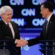 Mitt Romney geeft Newt Gingrich koekje van eigen deeg