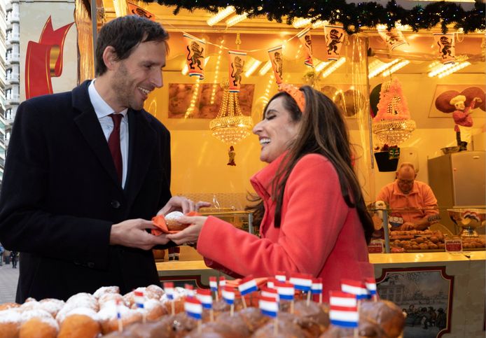 Amerikaanse Ambassadeur Moet Op De Blaren Zitten Na Wk Verlies En Deelt Gratis Oliebollen Uit 6367