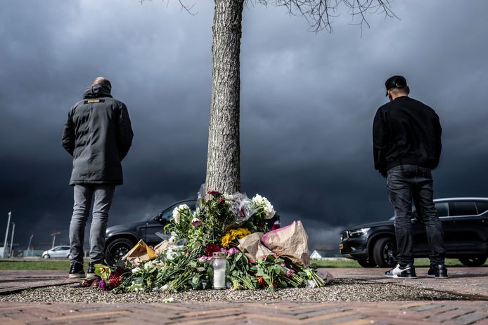 Joey (l) en Luc, vrienden van Omar, bij het monumentje vol bloemen.