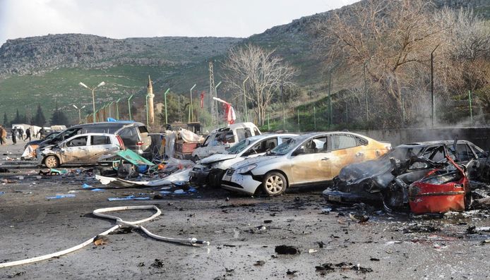 Beschadigde auto's na de bomaanslag bij de grens van Reyhanli.