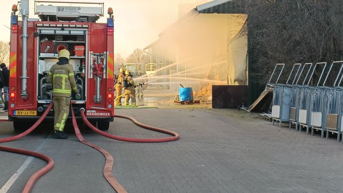 De brandweer heeft opgeschaald naar grote brand.